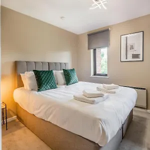 Waterlily - Beautiful 1-bed With Overlooking Balcony Apartment