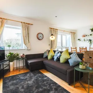 Dukes Wharf - Classy, Centre 2 Bedroom Overlooking The Canal Apartment